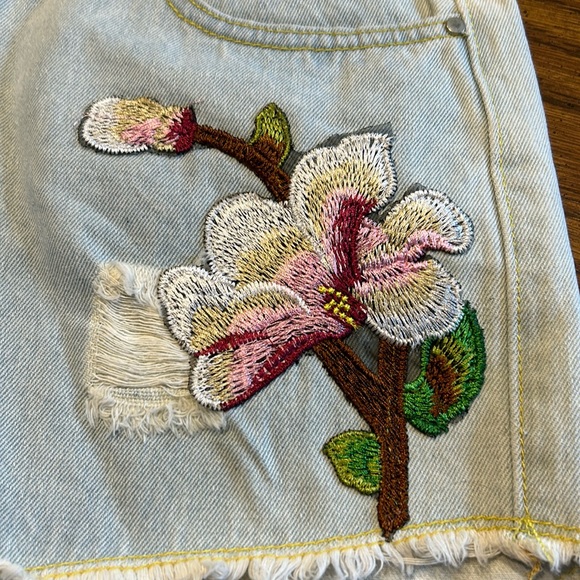ETWO Embroidered High Rise Distressed Raw Hem Jean Shorts - Picture 7 of 12